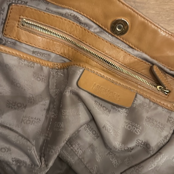 Michael Kors ⚜️ Camel Cored Hobo Bag with tassels and gold accents!! - Picture 15 of 16